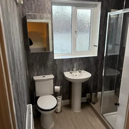 5br Townhouse Arnos Court W Parking *
