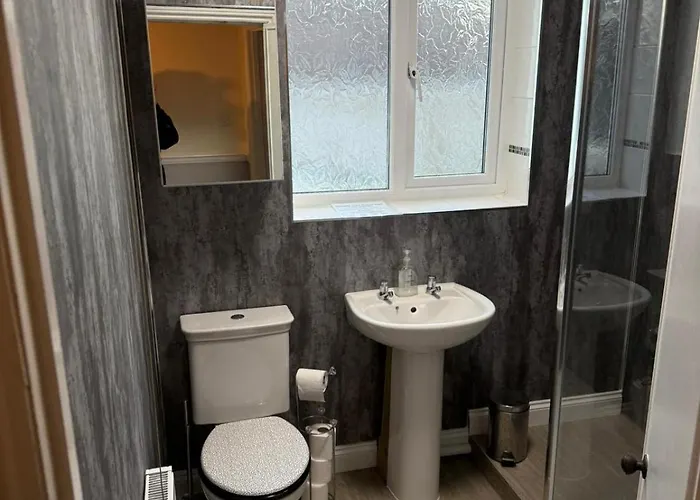 5br Townhouse Arnos Court W Parking *