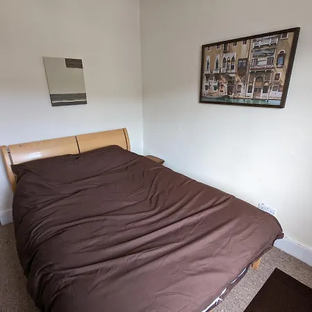 5 Bed Terraced Family + Parking *