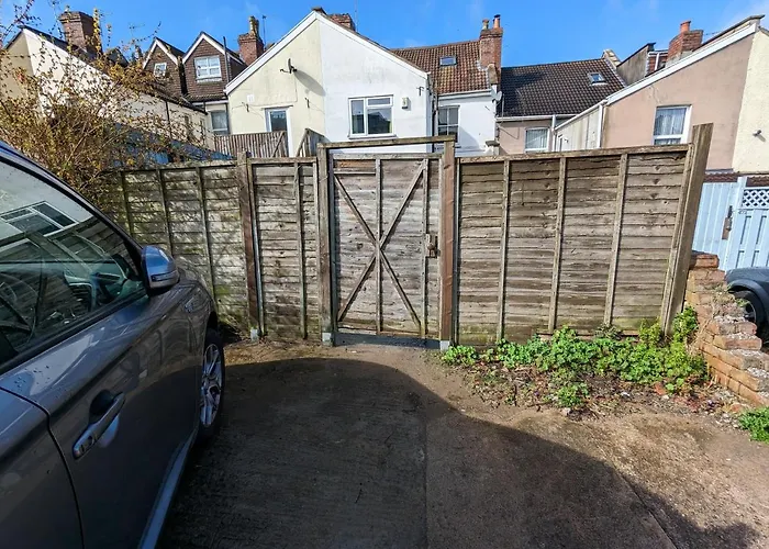 5br Townhouse Arnos Court W Parking Semesterbostad