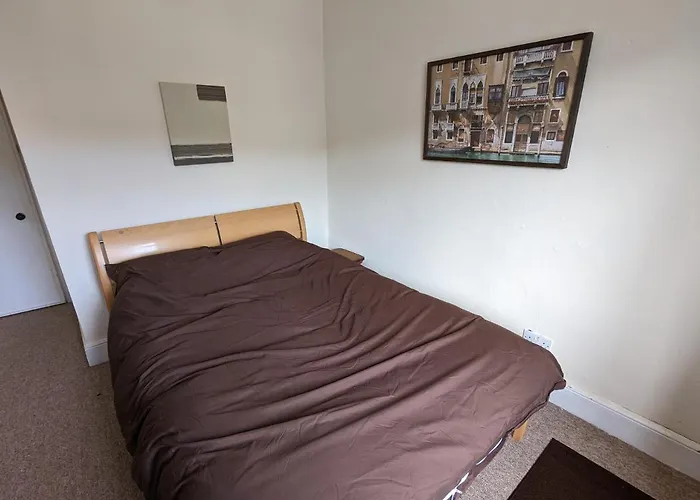 5br Townhouse Arnos Court W Parking *