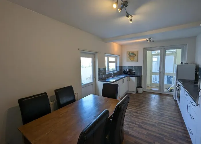 5br Townhouse Arnos Court W Parking