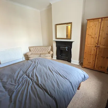 5br Townhouse Arnos Court W Parking Bristol