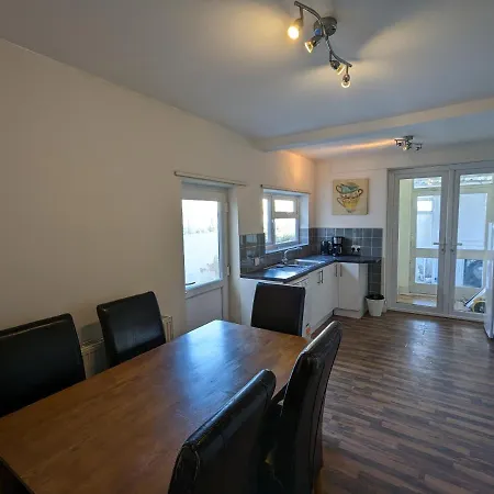 5br Townhouse Arnos Court W Parking