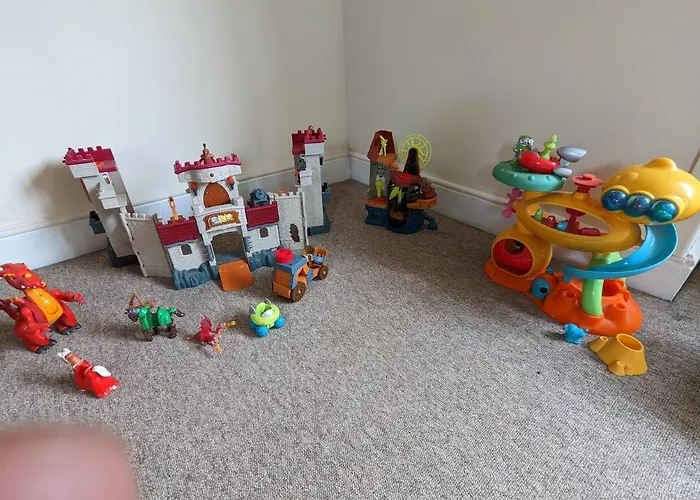 5br Townhouse Arnos Court W Parking